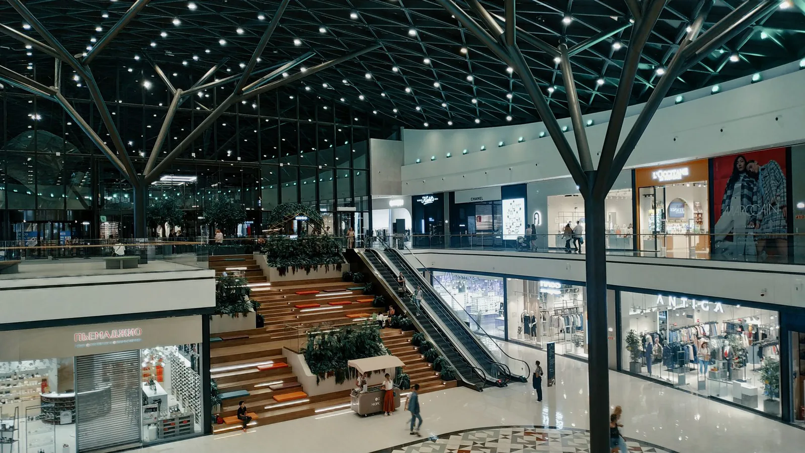 HVLS fan in a shopping mall atrium